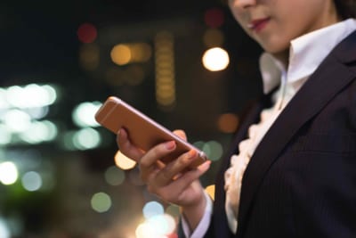 スマートフォンを見る女性