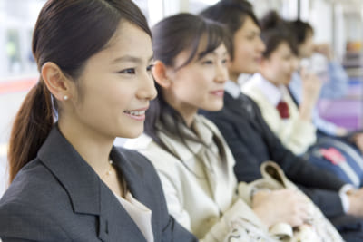 座席を詰めない人