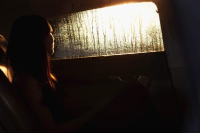 車にいる女性