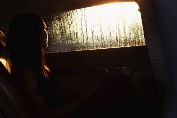 車にいる女性
