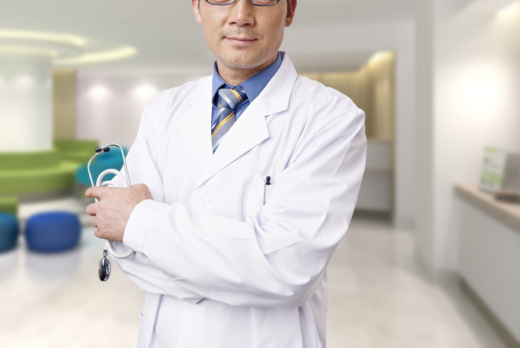 Врачи азиаты. Доктор Азиат. Китайский врач. Врач доктор китаец.