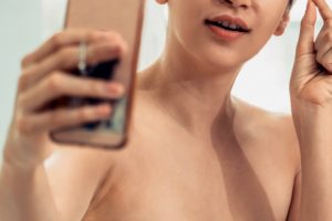 恋人に「裸の写真」を送った経験ある？　女性以上に20代男性は露出趣味が多数か