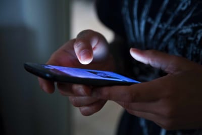 スマホを触る男性