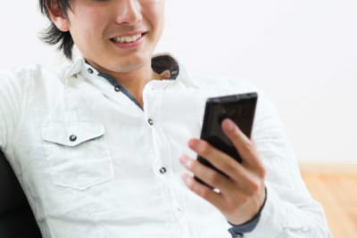 スマートフォンを見る男性
