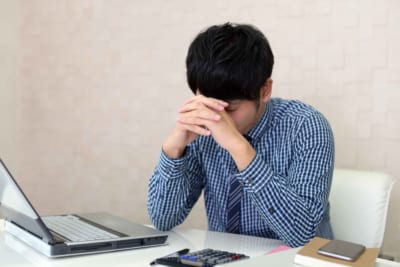 落ち込む男性