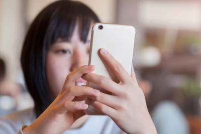 スマホを触る