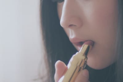 口紅を塗る女性