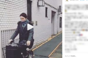 石田ゆり子、「眼鏡をかけて自転車に乗るだけの動画」が超かわいすぎる