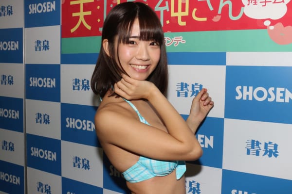 美少女アイドル 天羽希純のキュートな笑顔炸裂 鳥肌立ってる と赤面も Page 2 ニュースサイトしらべぇ