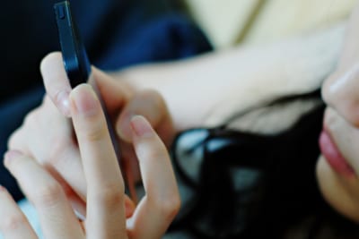 スマホを触る女性