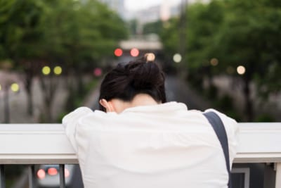 落ち込む女性