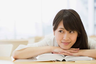 考える女子