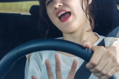 車を運転する女性