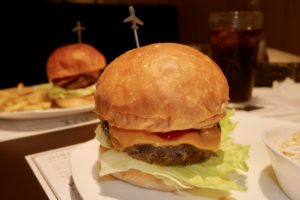 沖縄の恵みをハンバーガーで　キハダマグロ・多良間牛の『ダグズバーガー』がウマすぎる