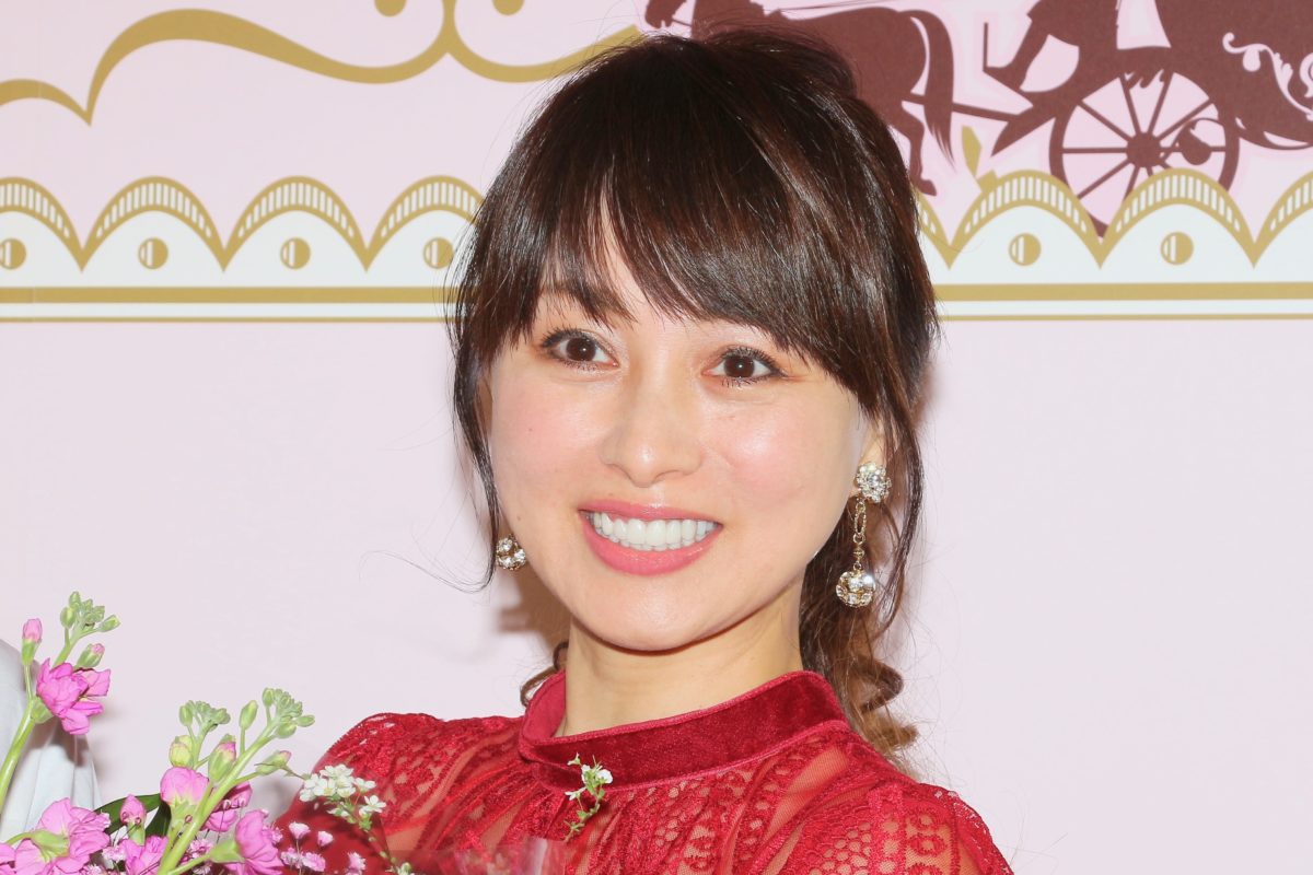 渡辺美奈代がユニクロコーデを披露 その着こなしに「高級ブランドに見える」 Sirabee