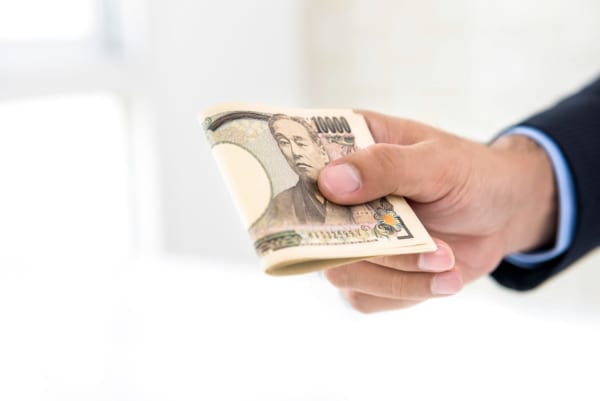 お金を渡す男性