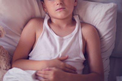 寝込む少年