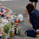 川崎刺殺事件、現場で手を合わせる女性