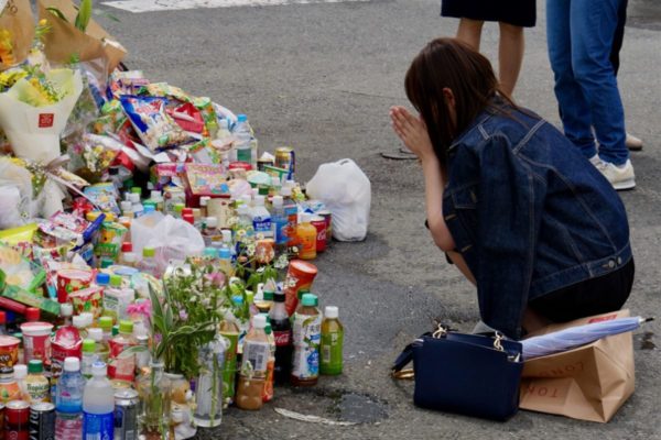 川崎刺殺事件、現場で手を合わせる女性