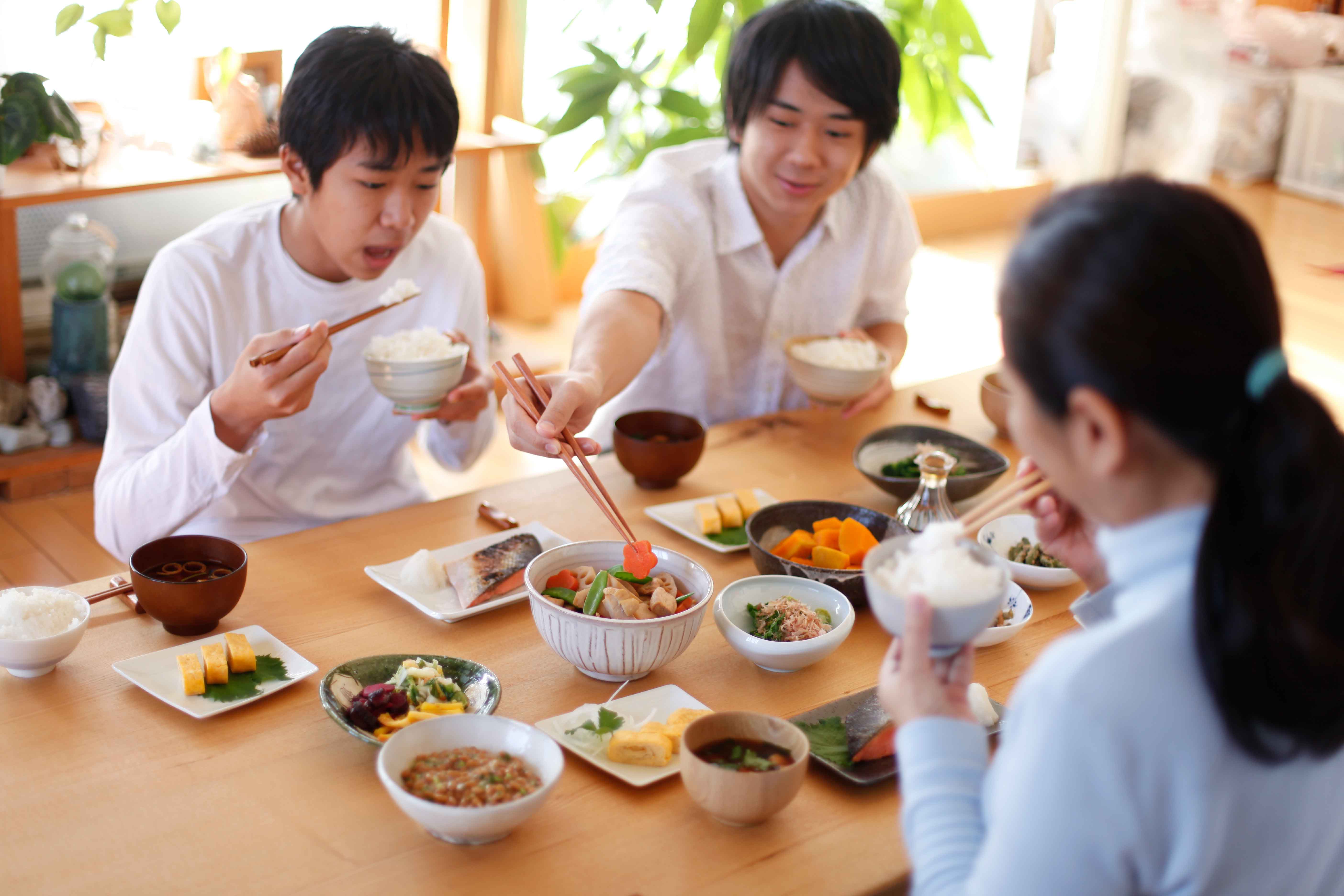 Обеденный почему. Культура еды в Японии. Японский обед. Трапеза в Японии. Японцы едят палочками.
