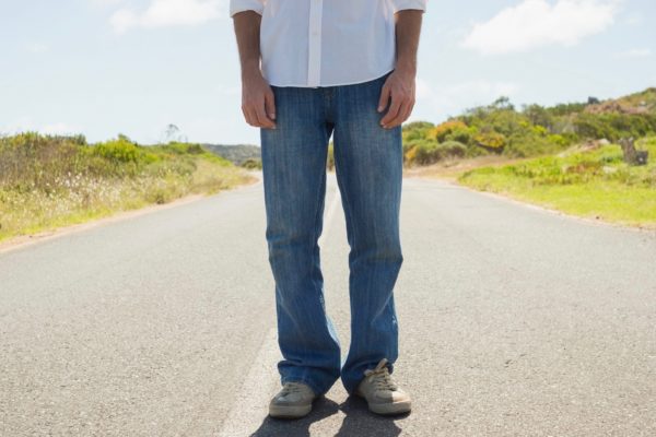道路に立つ男性