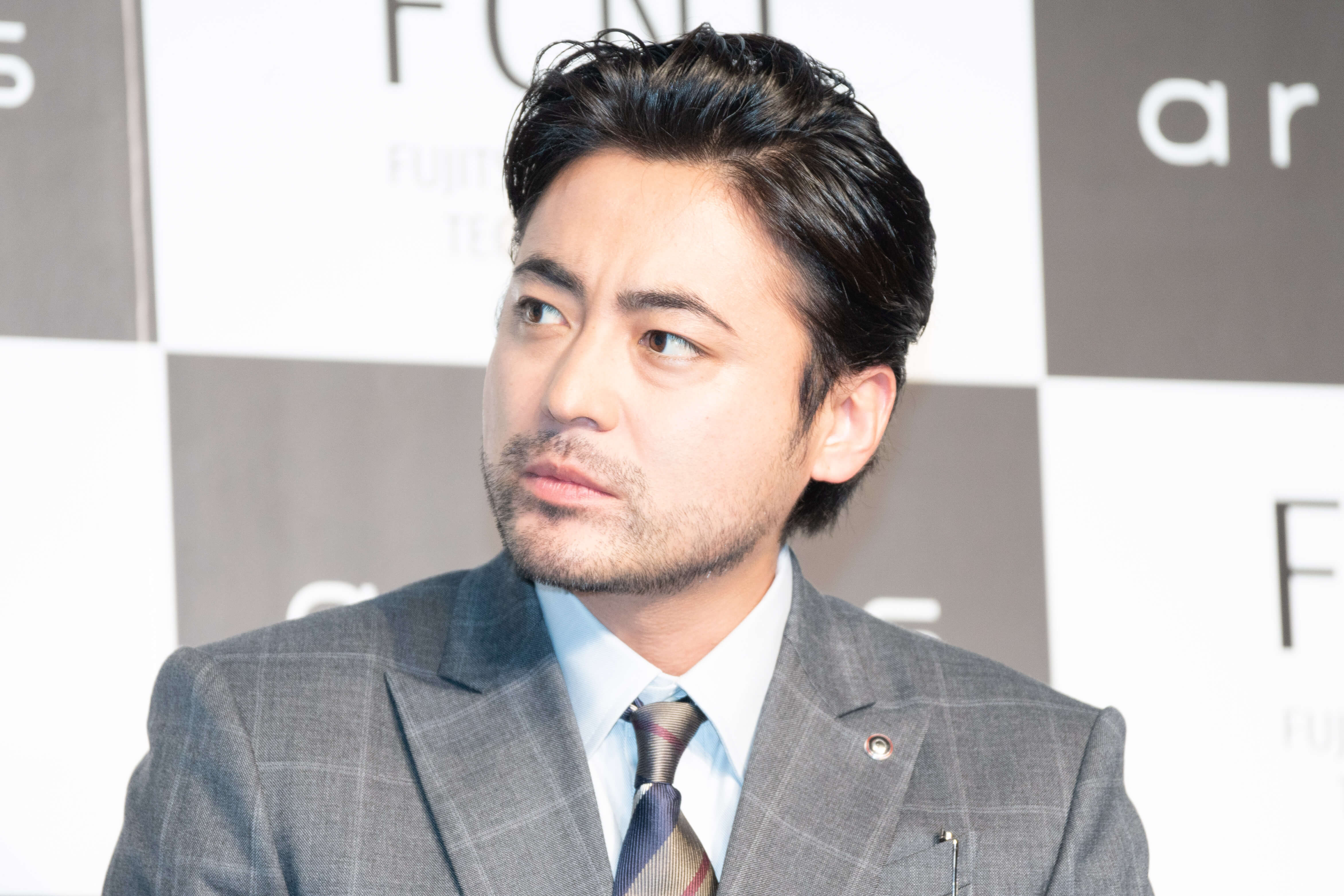 山田孝之 美人女優たちのキス風写真に思わず反応 初めてお前に ニュースサイトしらべぇ