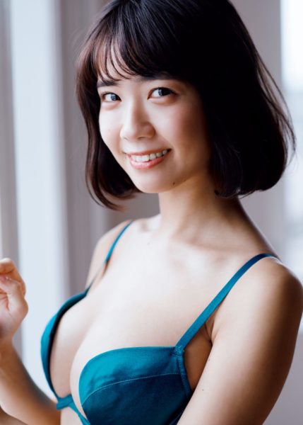 小倉優香、『週刊プレイボーイ』で魅せた悩殺グラビア 弾ける笑顔とバストに悶絶 – ニュースサイトしらべぇ