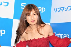 熊田曜子がビキニ動画を公開　37歳の母とは思えないボディに「出べそがかわいい」