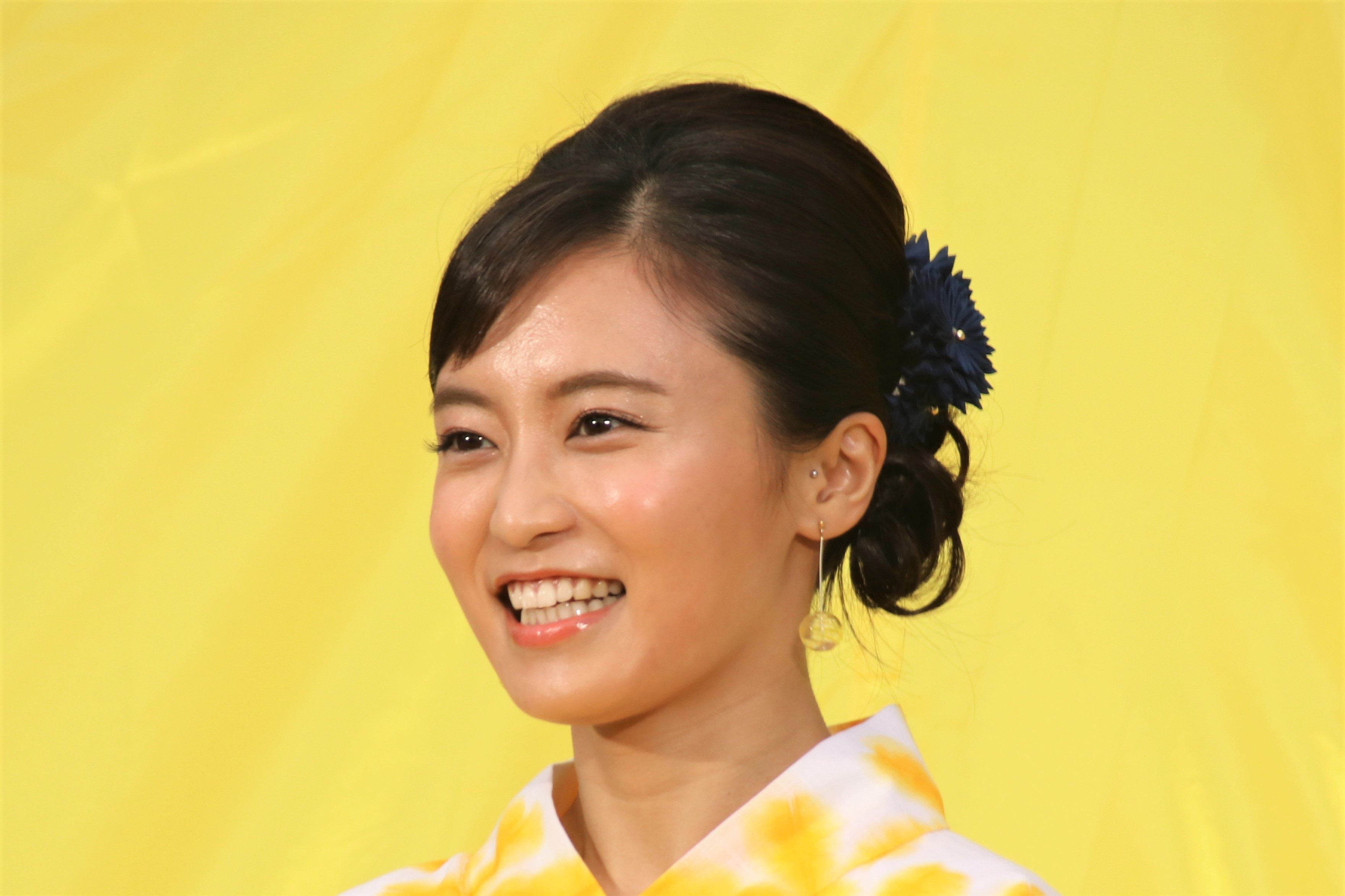 小島瑠璃子 サンドウィッチマンとのショットに驚愕 顔の大きさが ニュースサイトしらべぇ