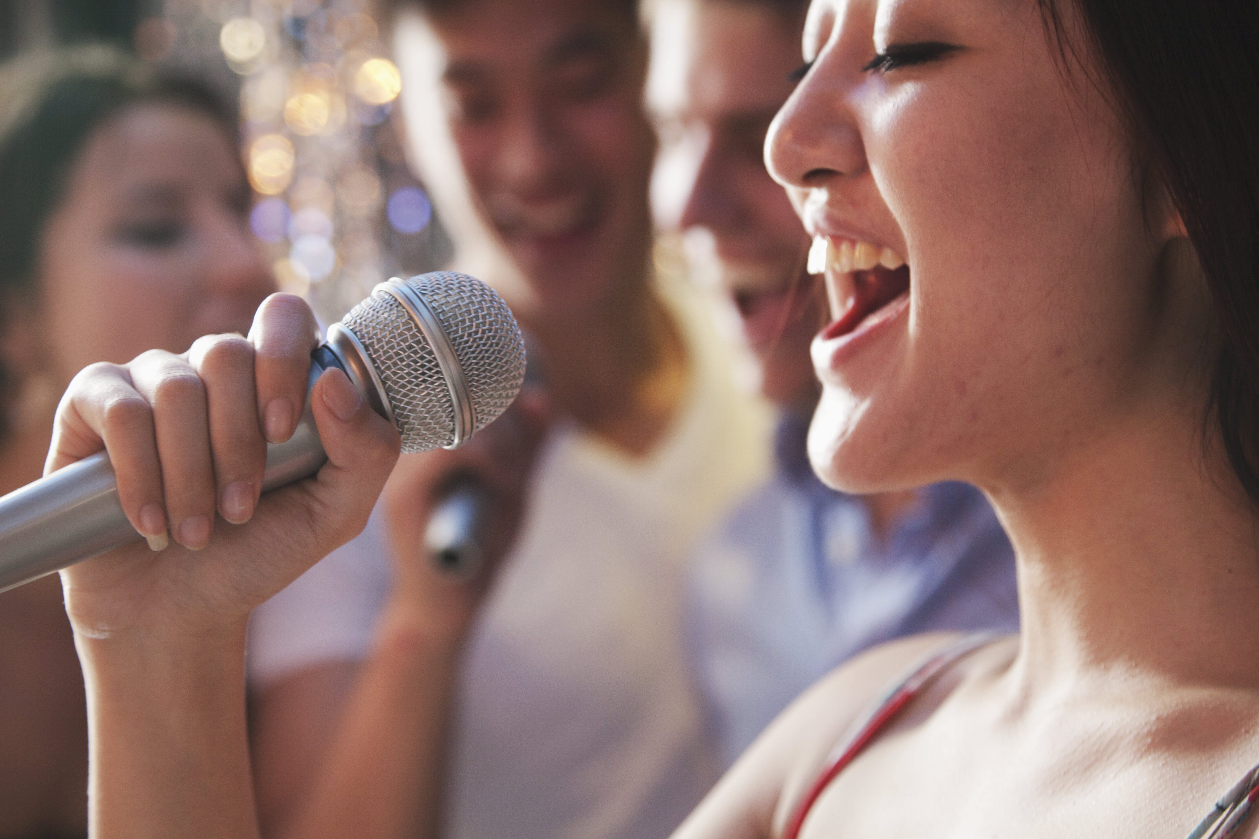 Маска что будут петь. Девушка с микрофоном. Поет в микрофон. Человек поет в микрофон. Люди поют в караоке.