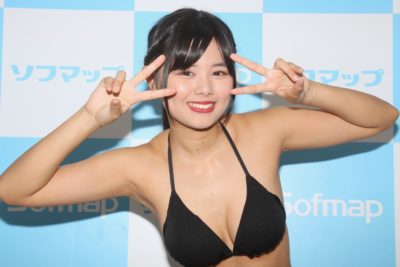 蒼山みこと きわどい水着の大胆露出に赤面 結構エロいかな の画像一覧