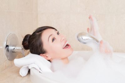 お風呂場で歌の練習