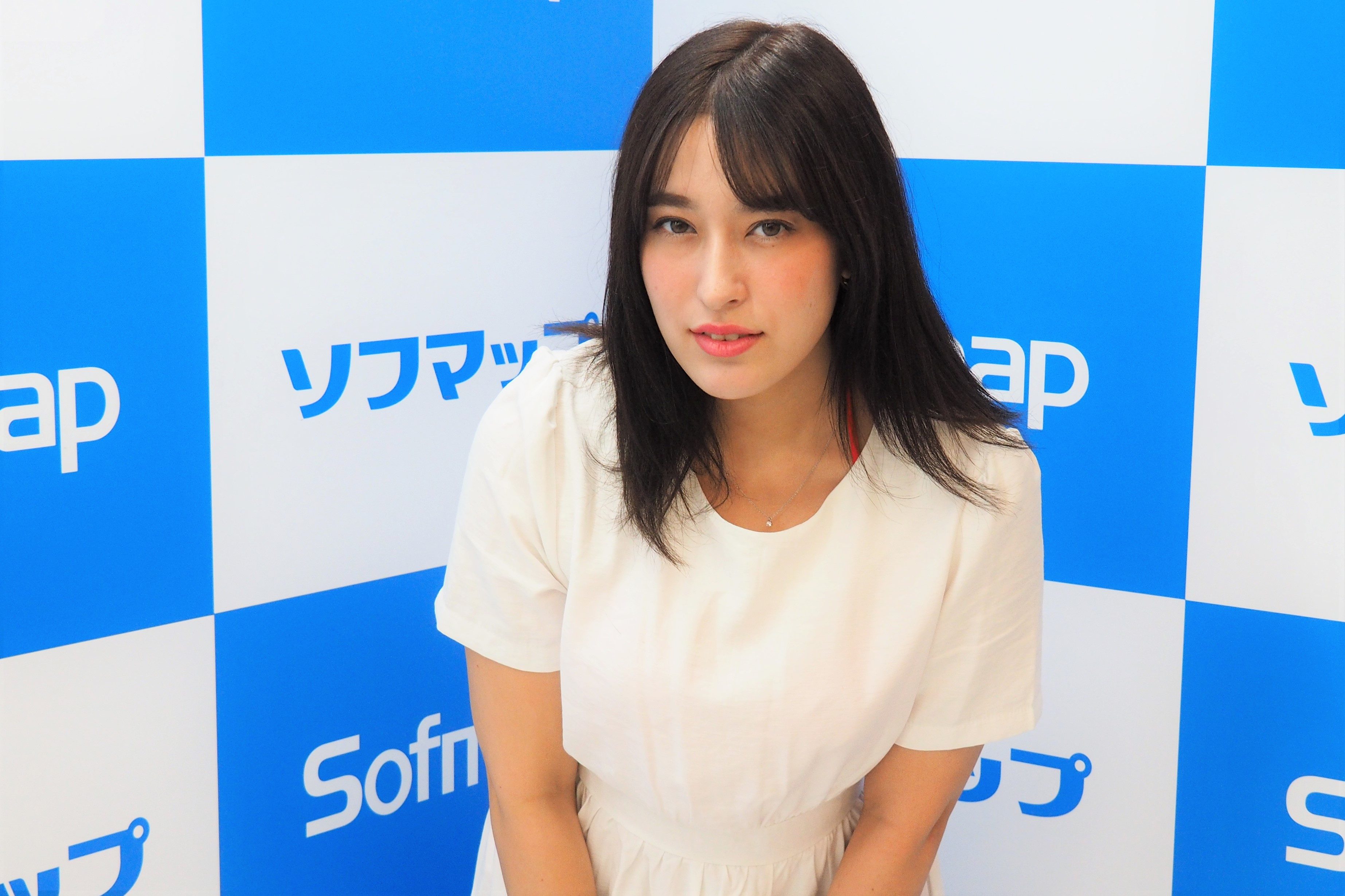 元akb48 平田梨奈がグラビア参戦 目標は コンビニの雑誌をひらりー一色にしたい Sirabeehiratarina2