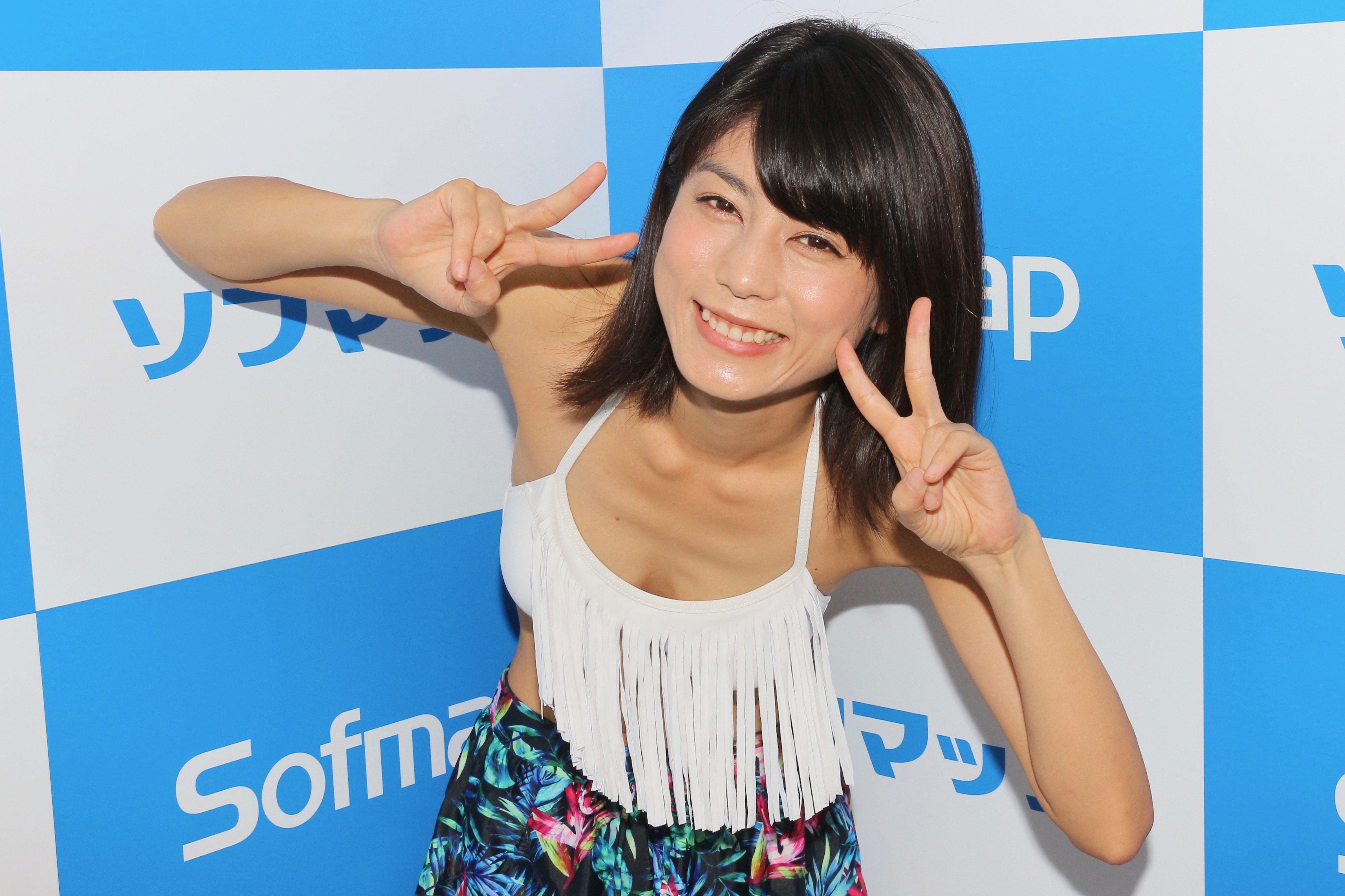 再現ドラマの女王 芳野友美 大胆すぎる 裸エプロン に赤面 Sirabeeyoshinoyumi10