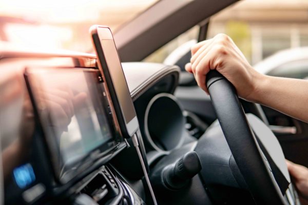 車を運転する男性