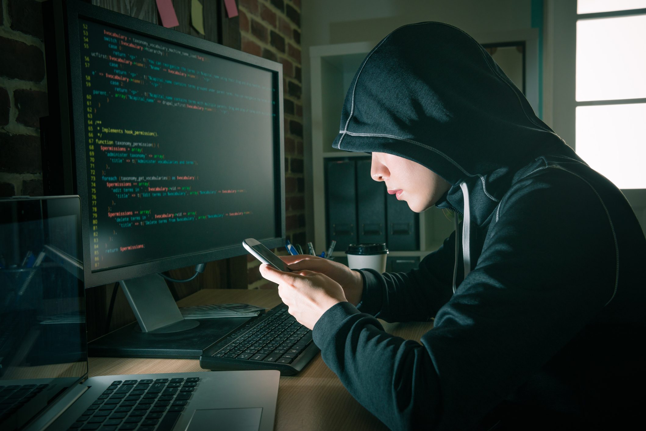 Cyber hacker schoolboy runaway. Хакер. Девушка хакер. Фотография хакера. Красивые хакеры.