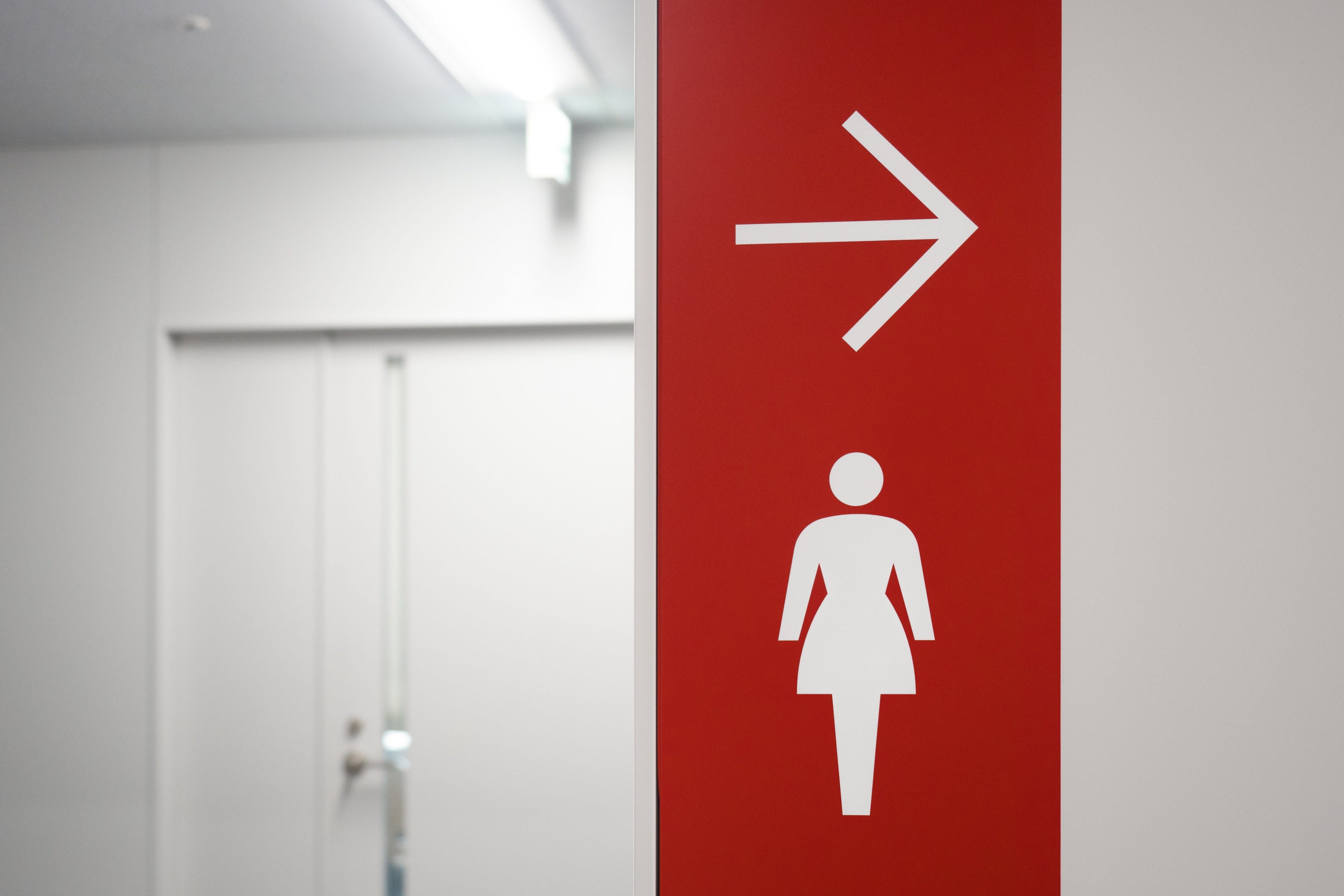 デパートでトイレの列に並んでいると… 後ろに立つ「女性の一言」に耳を疑う – Sirabee