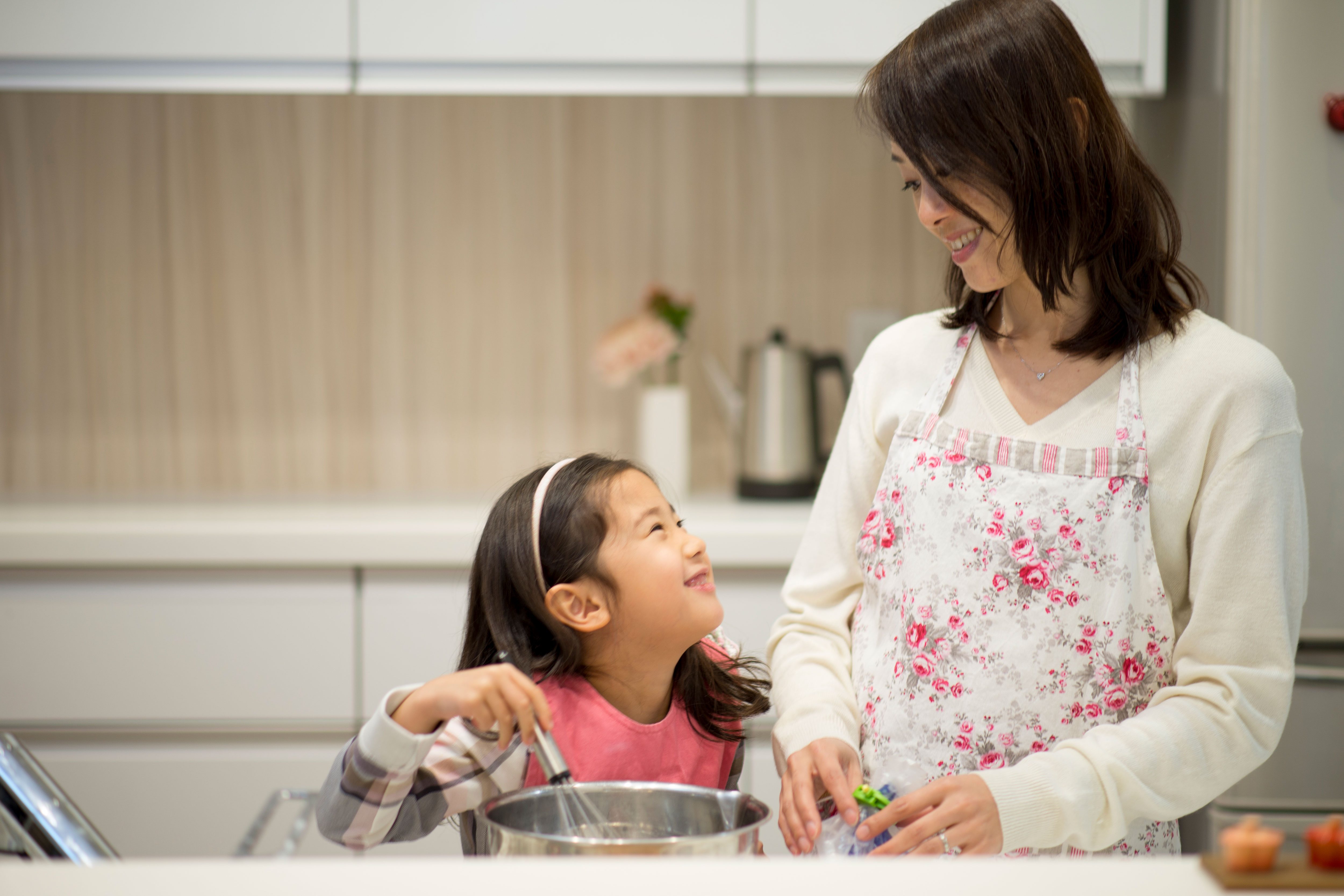 Японская мама на кухне. Воспитание детей в Японии. Япония мама. Ама Япония. Мама и ребенок Япония.