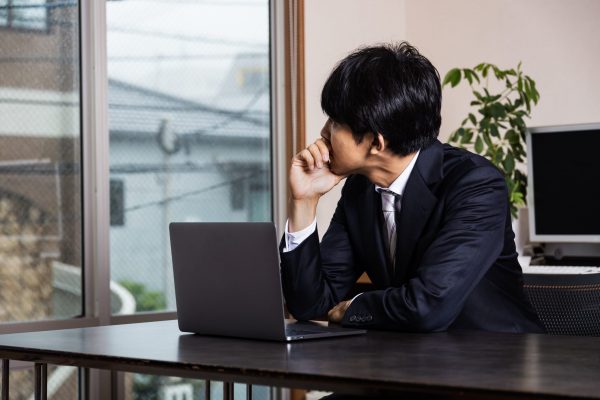 仕事中の疲れた男性