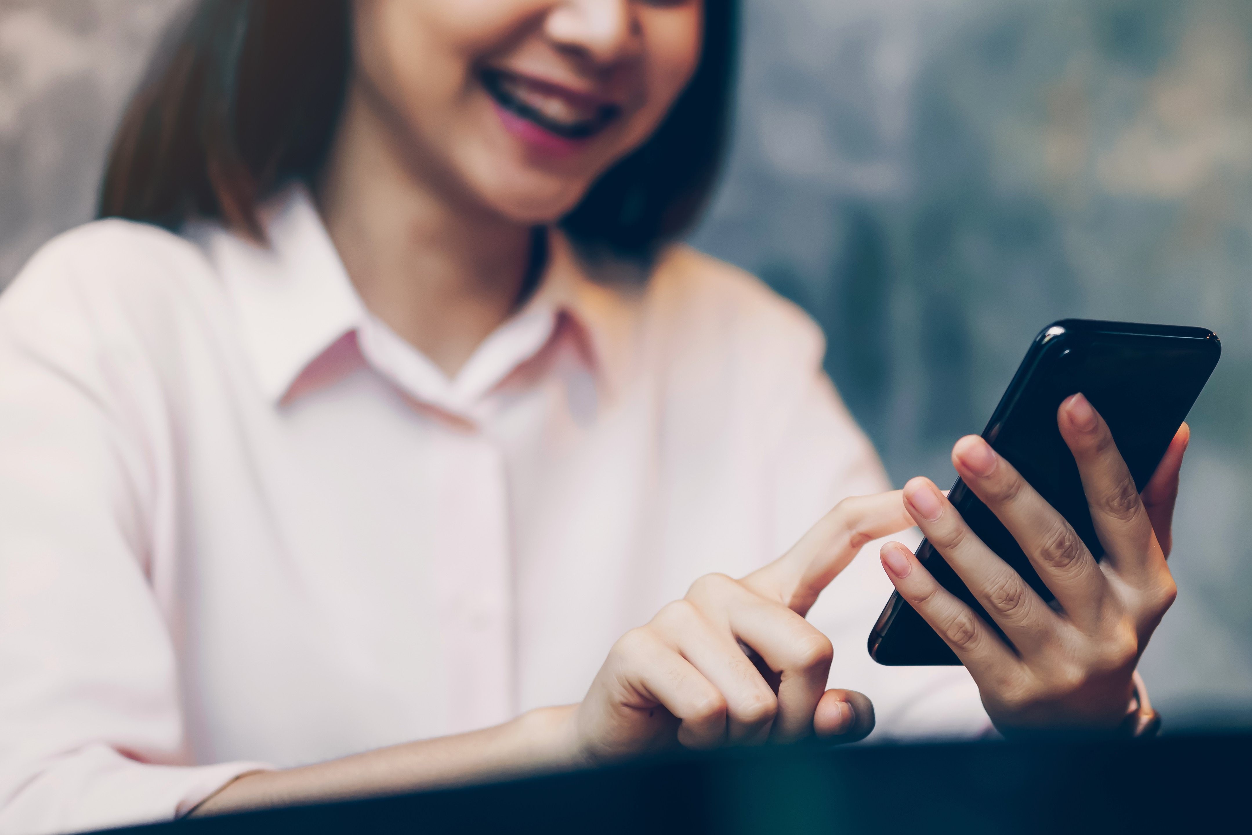 スマホ女性