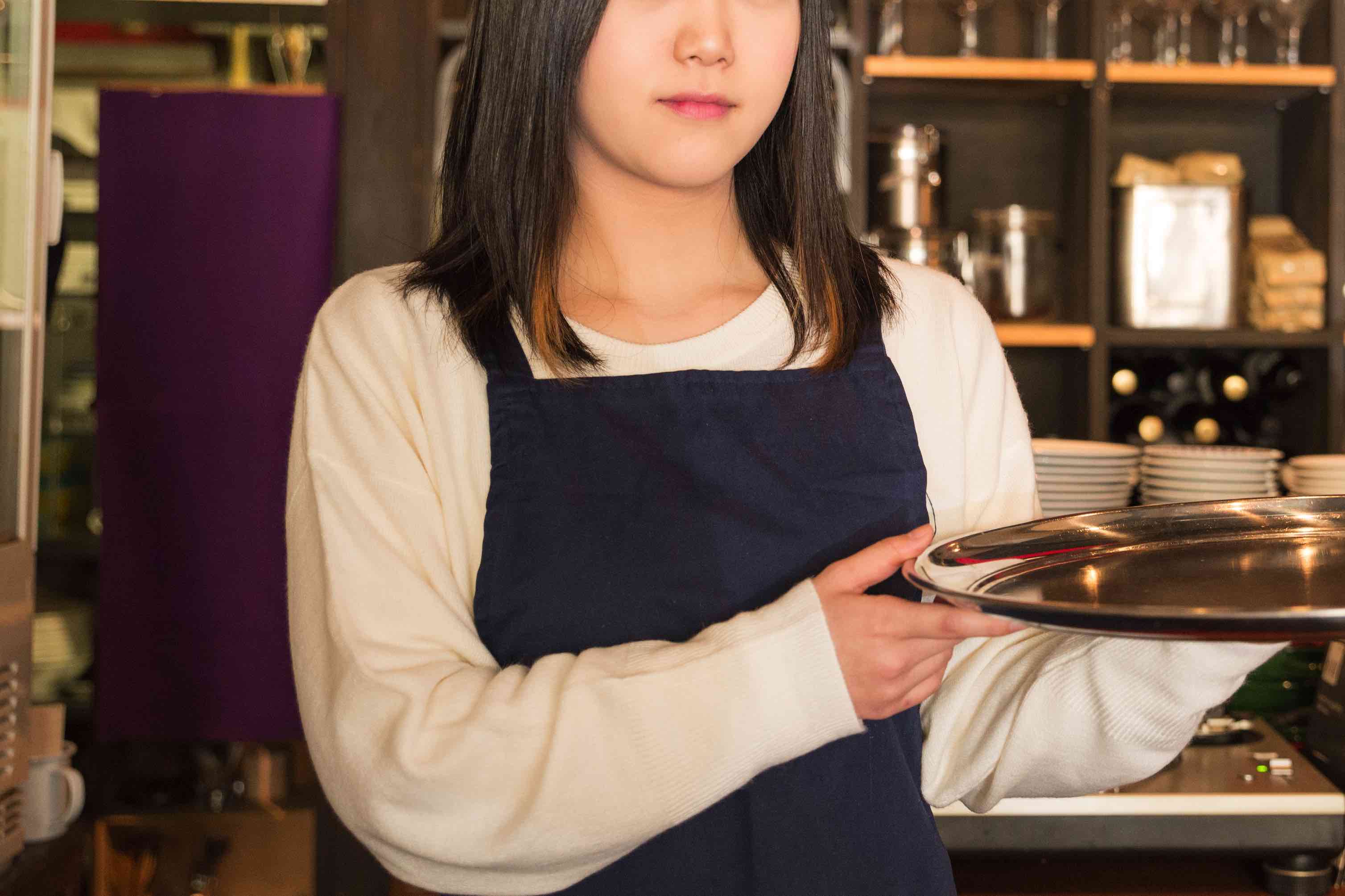 カフェで働く女性