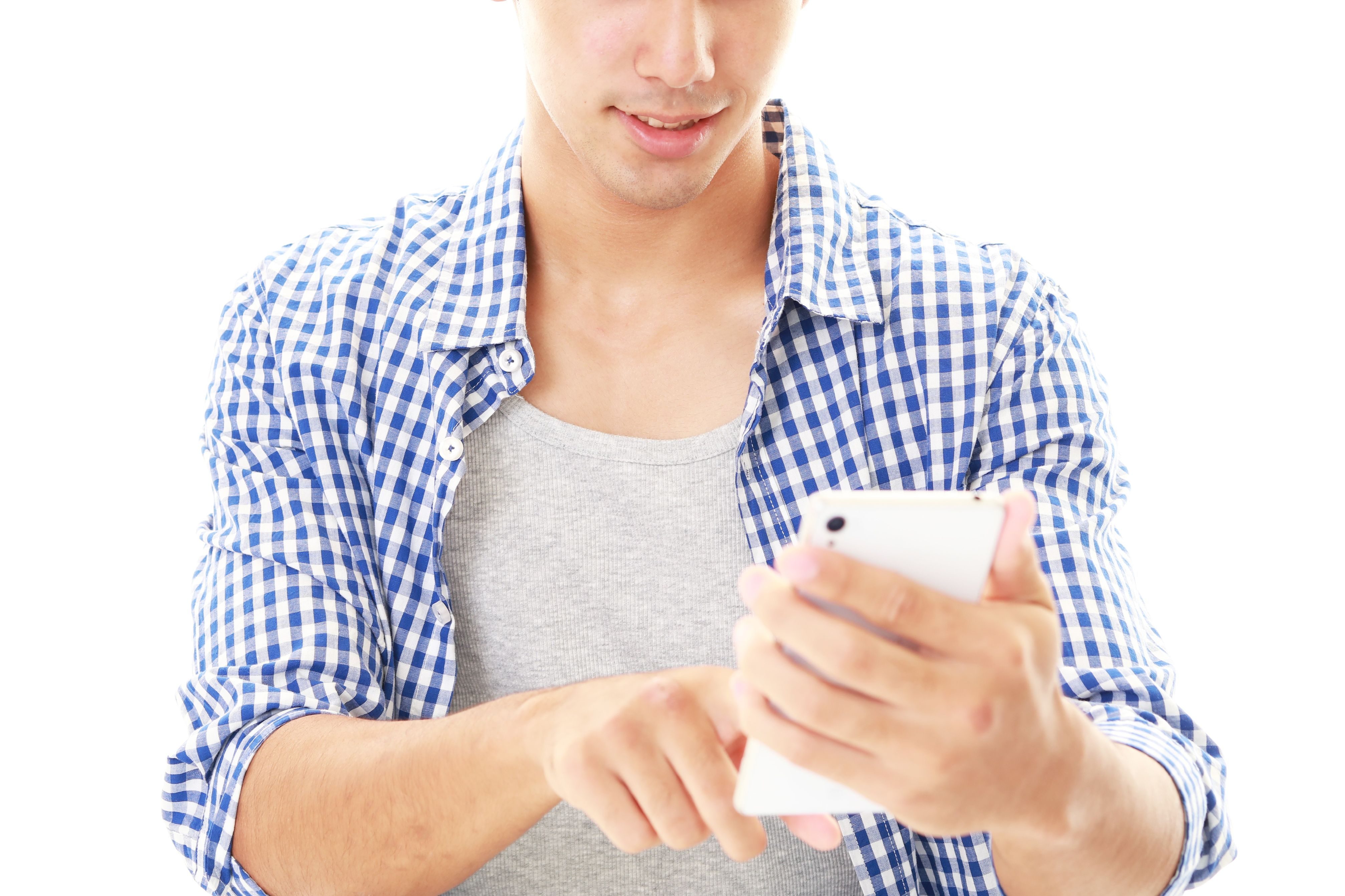 スマホを見る男性