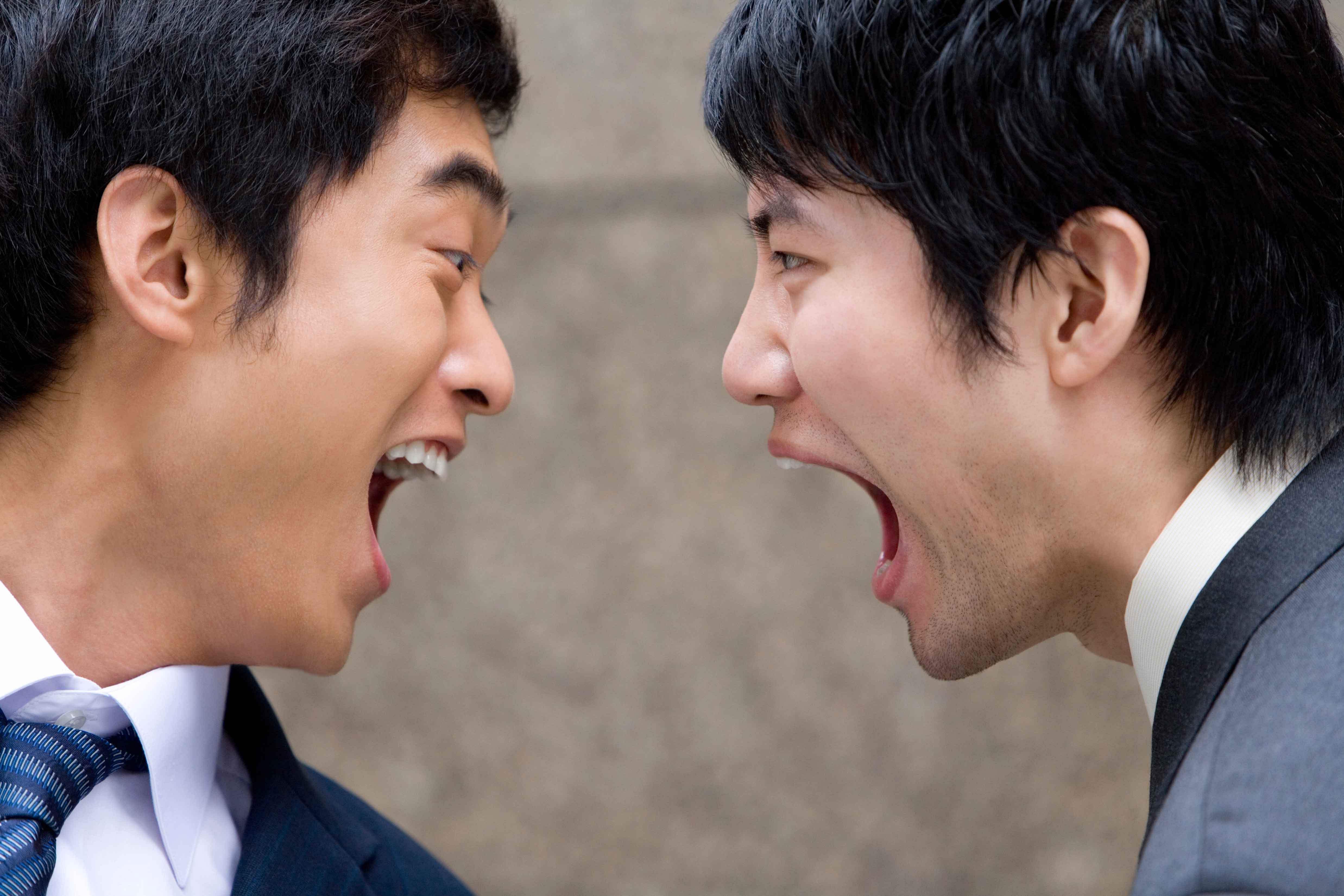 口論する男性