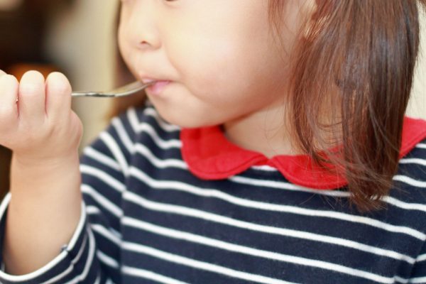 食事中の子供