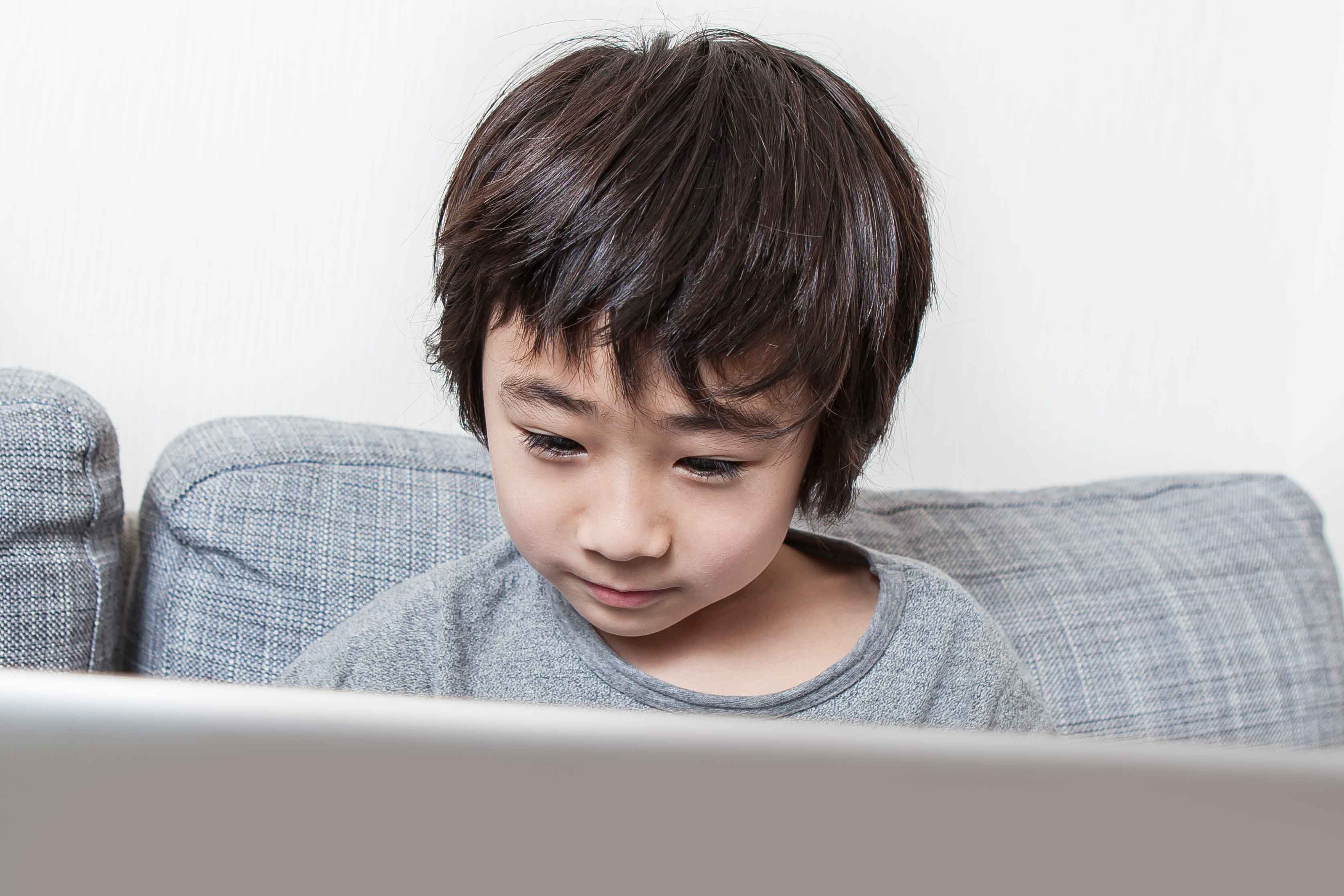 YouTubeに夢中な小学生