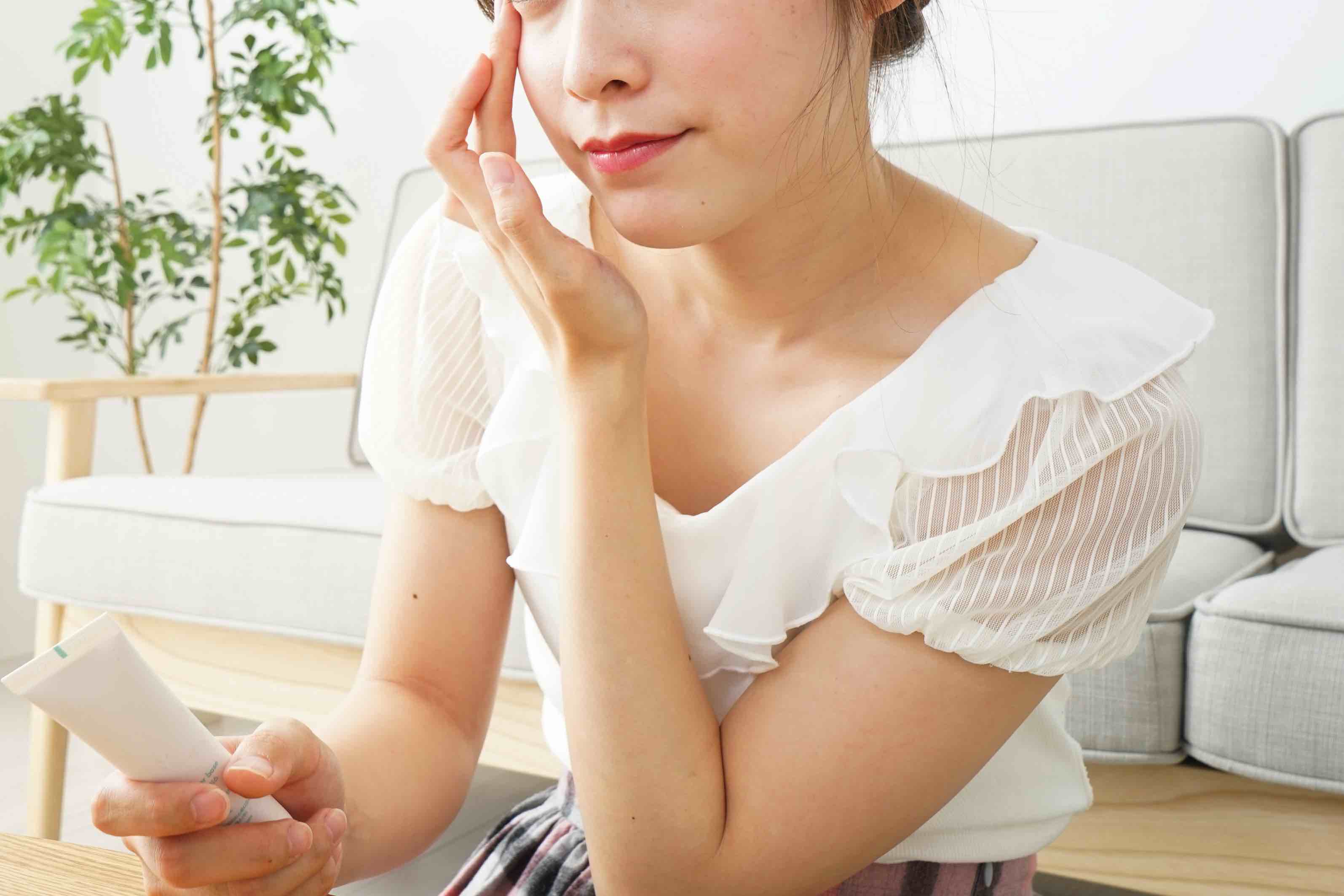 化粧をする女性