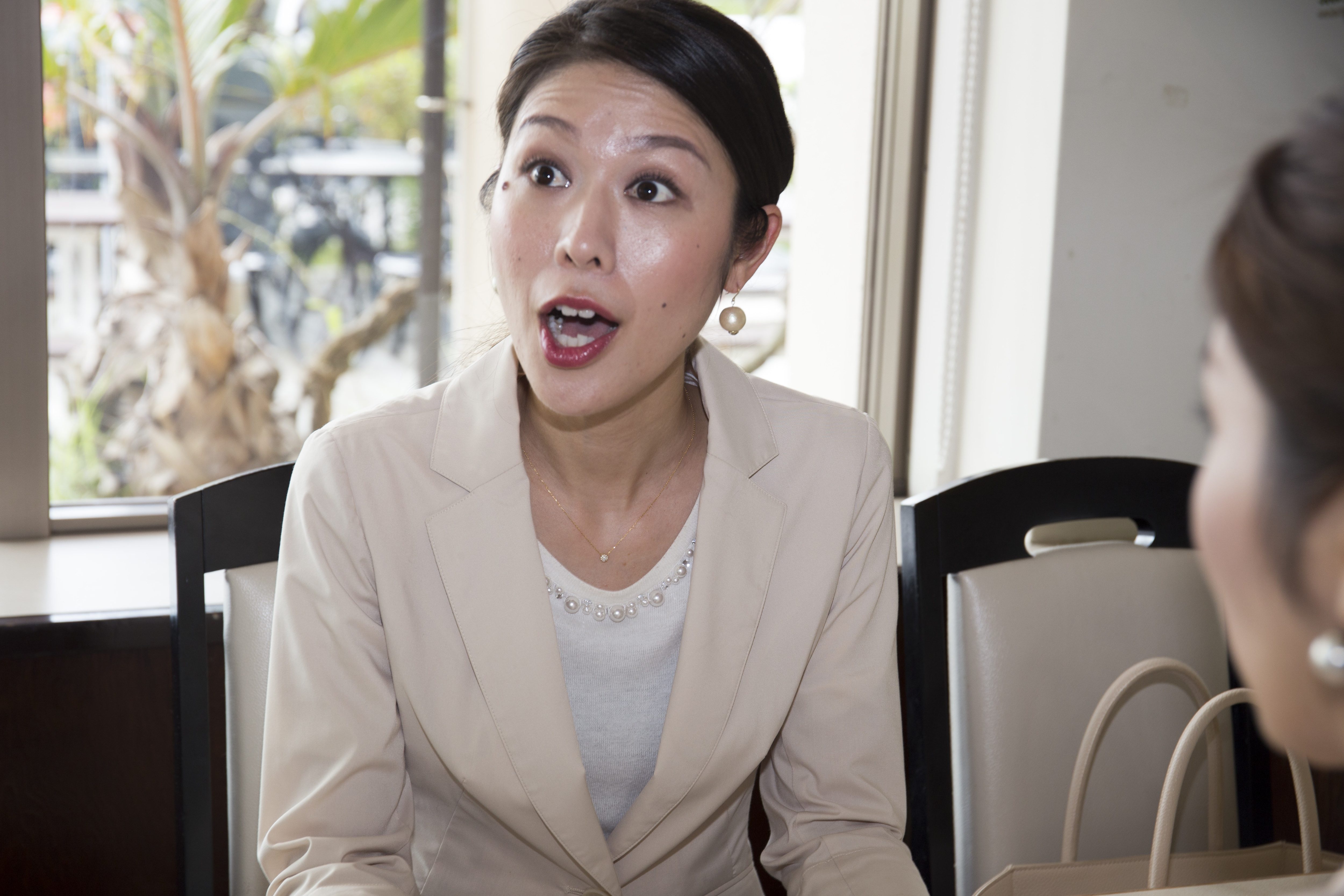 驚く女性
