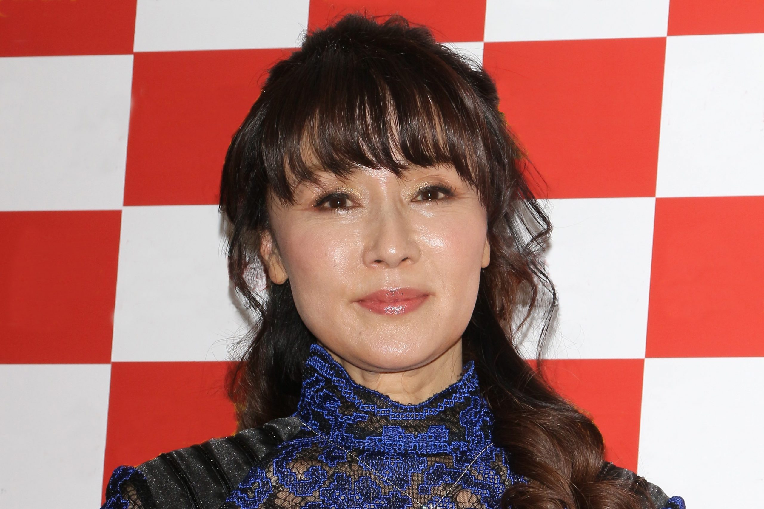 浅野ゆう子 59歳とは思えぬスタイルに衝撃走る 腰の位置が Sirabee