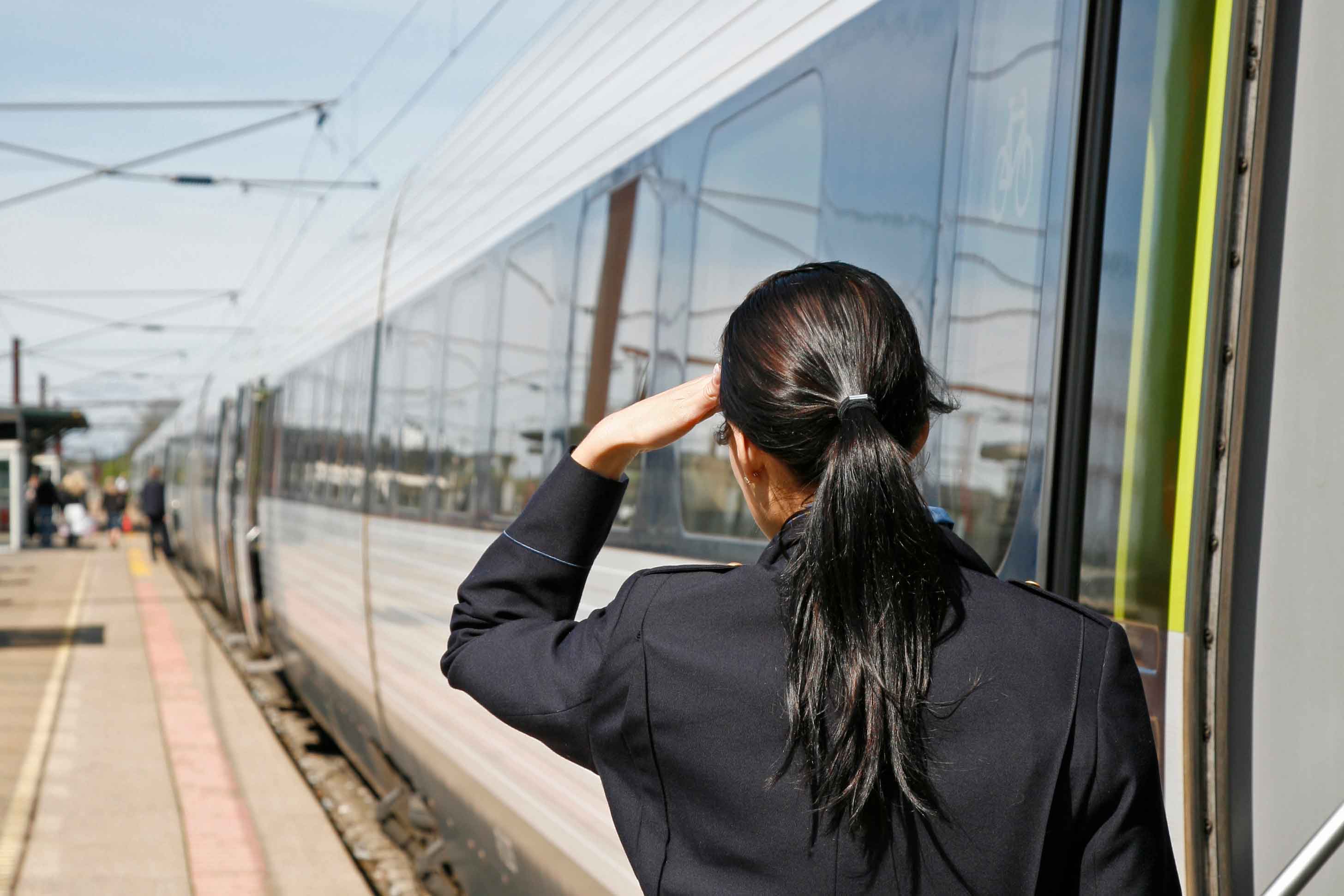 女性駅員