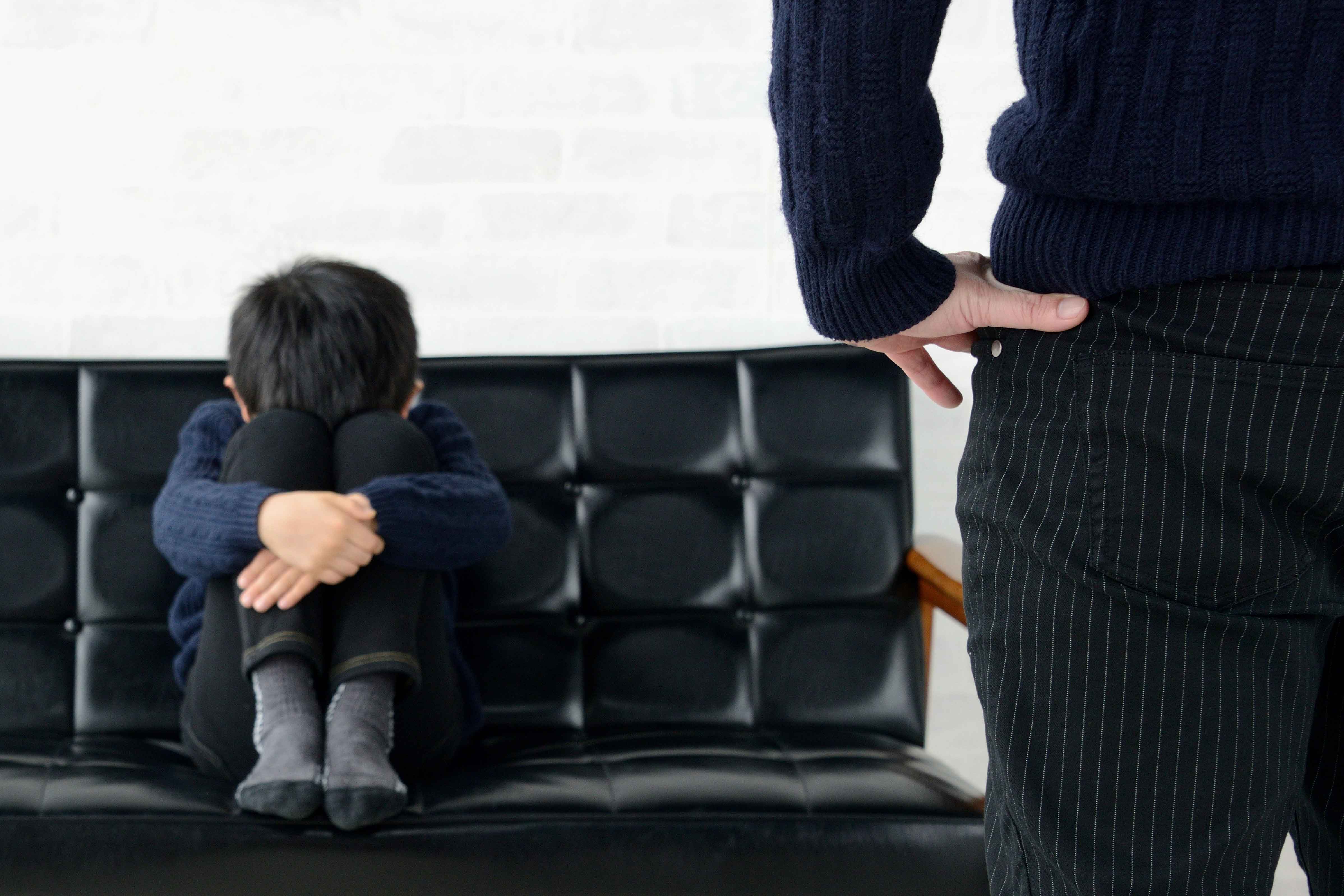 虐待される少年